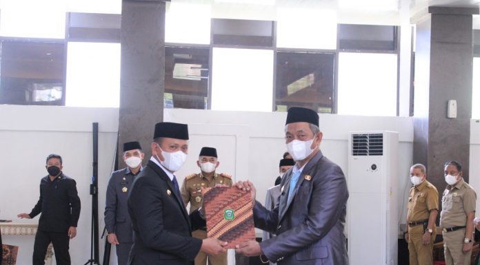 Bupati Takalar Pasangkan Satya Lencana 32 PNS Kemenag Takalar Saat Hadiri HAB ke-76