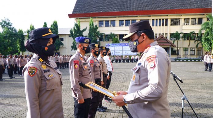 Kapolda Sulsel Memberikan Penghargaan Kepada Personil Polri yang Berprestasi