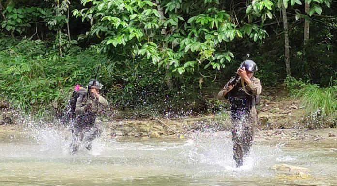 Latihan Berganda Brimob Bone Sisir Hutan Lampoko Dalam ‘Jungle Warfare’