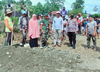 Kapolsek Gilireng Bersama Warga Kerja Bakti Perbaiki Jalan Desa di Arajang Wajo