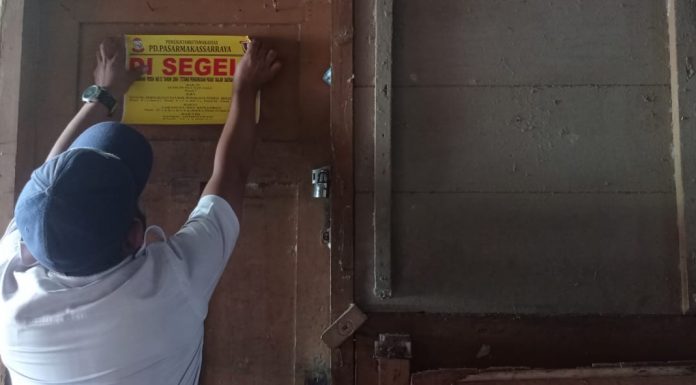 Gegara Nunggak 300 juta, Perumda Pasar Terpaksa Segel 245 Lods Dan Kios Di Pasar Sambung Jawa Makassar