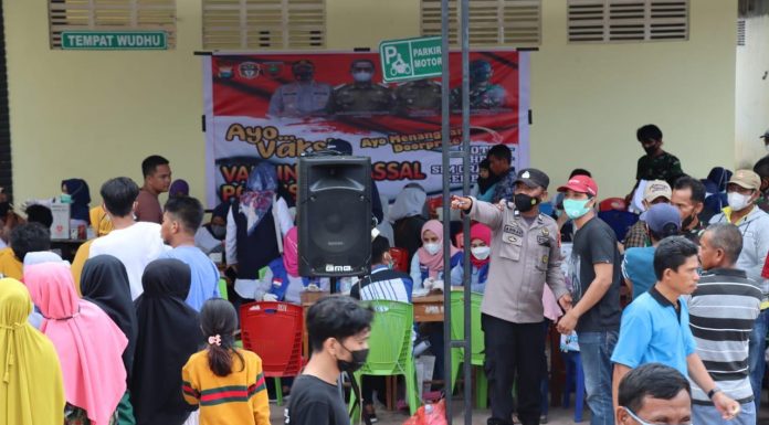 Masyarakat Antusias Ikut Vaksinasi Massal di Polres Wajo
