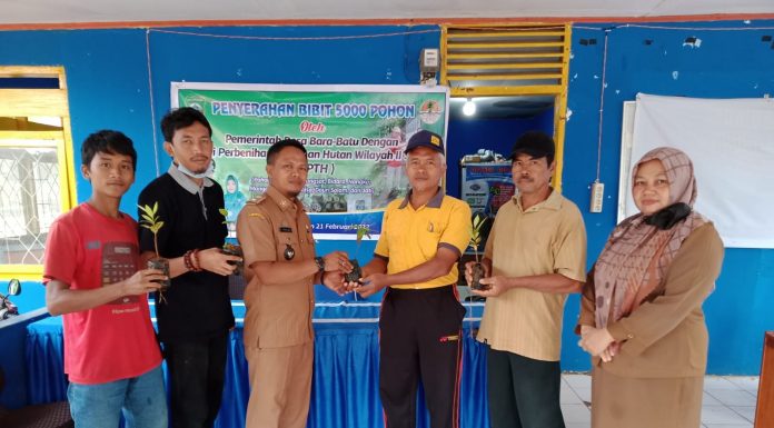 Kades Barabatu Bagikan Bibit 5000 Pohon Gratis Kepada Warga