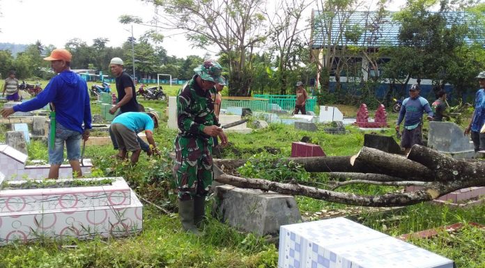 Bersama Masyarakat, Babinsa Koramil Polut Takalar Kerja Bakti Bersihkan TPU