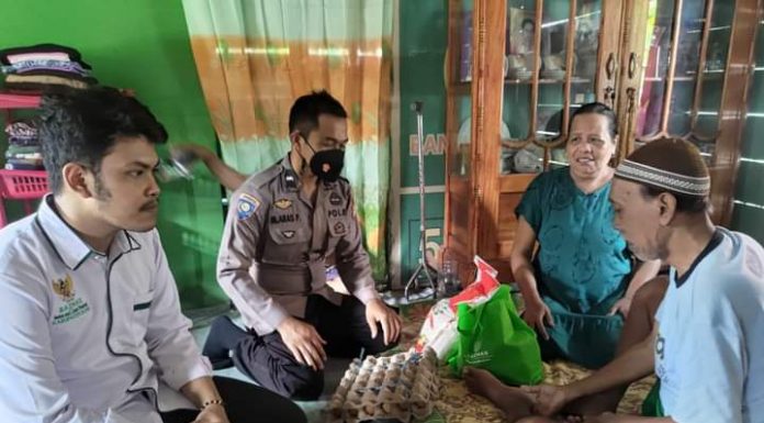 Kanit Binmas Polsek Sibulue Sambangi Warga Kurang Mampu Bersama Baznas Kabupaten Bone