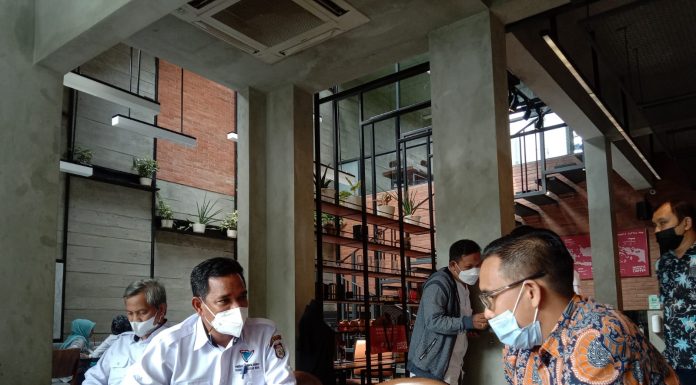 Penjabat Direksi Perumda Pasar Ajak Bank Sinar Mas Syariah Edukasi Pedagang Cara Mengelola Keuangan