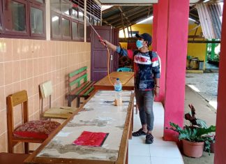 Sterilisasi SMP Negeri 1 Minasatene Dengan Penyemprotan Desinfektan Oleh Relawan PMI Pangkep