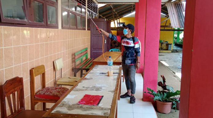 Sterilisasi SMP Negeri 1 Minasatene Dengan Penyemprotan Desinfektan Oleh Relawan PMI Pangkep