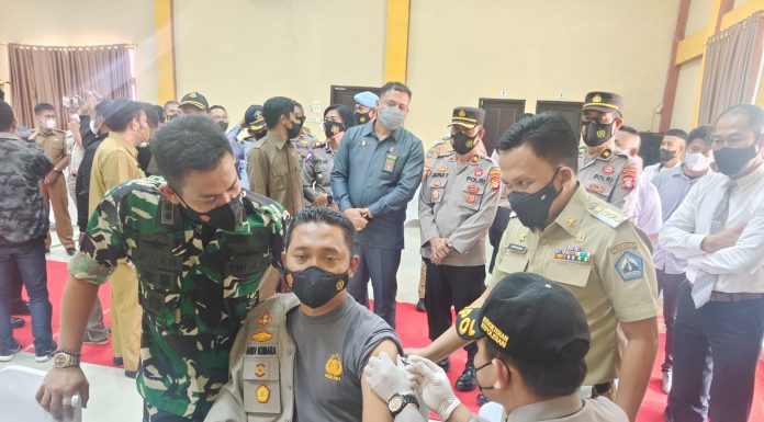 Acara Lepas Sambut Kapolres Bantaeng, Kapolres Baru AKBP Andi Kumara Didampingi Bupati Bantaeng, Langsung Tancap Gas Tekankan Target Vaksinasi Bisa Terealisasi