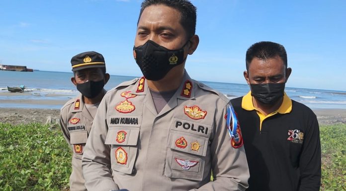 Warga Apresiasi, Kapolres Bantaeng AKBP Andi Kumara Pimpin Personilnya Dalam Program Jum’at Bersih-bersih