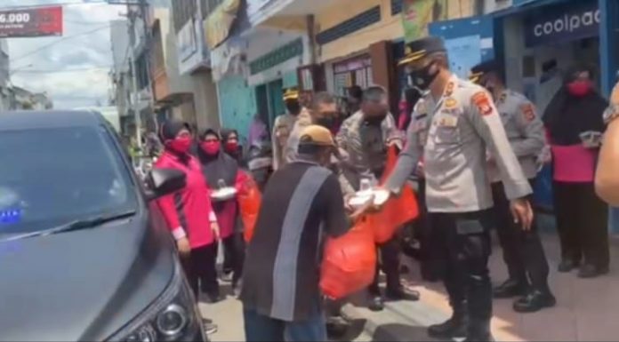 Kapolres Bantaeng AKBP Andi Kumara, S.H S.IK M.SI Programkan Peduli Sesama Menyapa Warga Serta Membantu Dengan Hati Yang Ikhlas