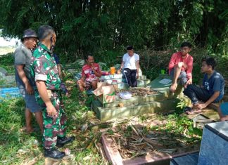 Peduli Kebersihan Lingkungan, Babinsa Ajak Perangkat Lurah Dan Masyarakat Bersihkan Pekuburan Islam