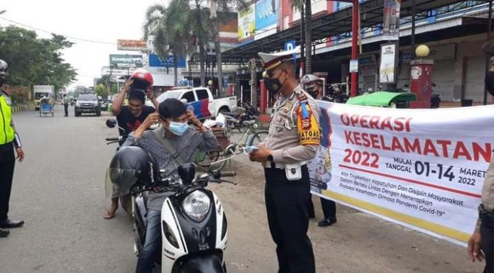 Kasat Lantas Polres Bone AKP Mustari, Pimpin Hari Ke-9 Ops Keselamatan, Kasat Lantas Polres Bone Edukasi Pengguna Jalan