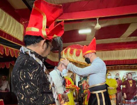 Bupati Gowa Adnan Purichta IYL Berikan Gelar Nama Adat Gowa Ke Menko PMK Daeng Majarre’