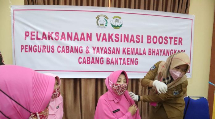 Ratusan Warga Berbondong-bondong Sambangi Mapolres Bantaeng Untuk Ikut Vaksinasi Massal Gratis