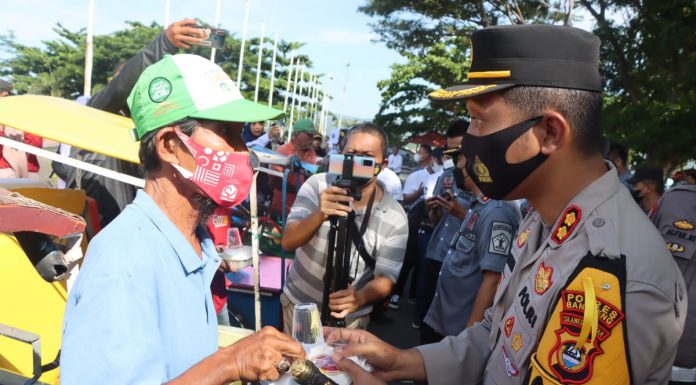 Kegiatan Baksos Polres Bantaeng Berbagi Siapkan 400 Dos Makanan Siap Saji di Pantai Seruni