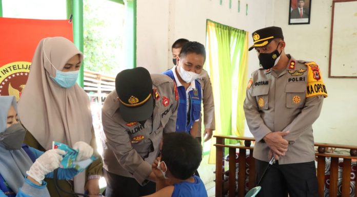 Kapolres Takalar Tinjau Vaksinasi di Lakatong, Tekankan Untuk Patuhi Protokol Kesehatan