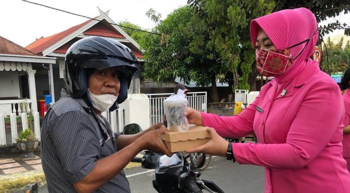 Bhayangkari Bersama Polwan Polres Bone Bagi Takjil Gratis Ke Warga