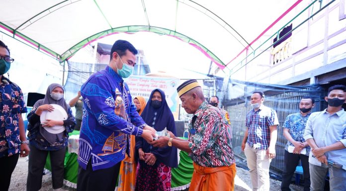 Sebanyak 127 KK di Desa Bontomanai Pangkep Terima Dana BLT DD, Bupati MYL: Belanjakanlah Untuk Kebutuhan Pokok, Bukan Beli Pakaian