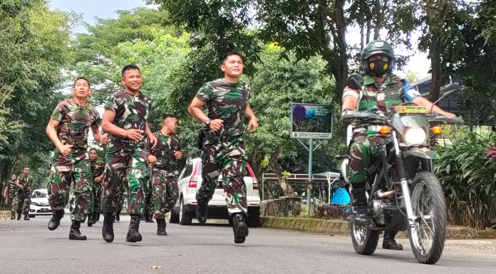 Di Tengah Bulan Puasa, Personel Kodim 1426/Takalar Tetap Semangat Lakukan Pembinaan Fisik Demi Jaga Kebugaran