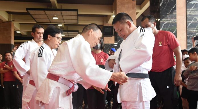 Kasad Jenderal TNI Dudung Abdurachman Terima Penganugerahan Dan-5 Sabuk Hitam Judo di Mabesad