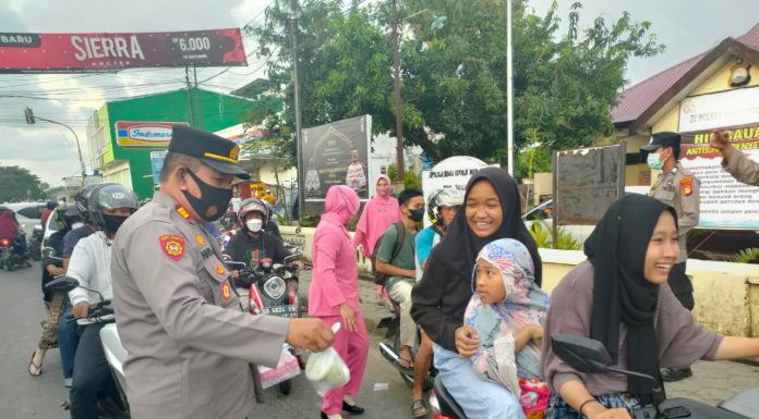 Kapolsek Galut Bersama Bhayangkari Berbagi Takjil di Ramadhan Penuh Berkah Untuk Warga Galesong Utara