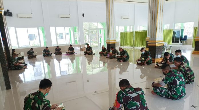 Manfaatkan Waktu Istirahat, Personel Kodim 1426/Takalar Lakukan Tadarus Al-Quran