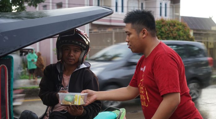 Semarakkan Bulan Suci Ramadhan, PT Semen Tonasa Bagi-Bagi Takjil Gratis ke Warga