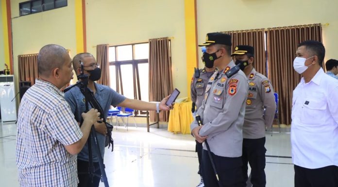 Kapolres Bantaeng Pimpin Apel Gabungan Sekaligus Langsung Pemeriksaan Urine Personil