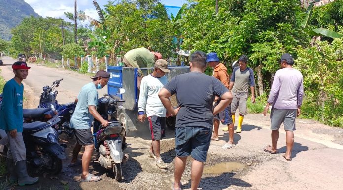 Pemdes Manggalung Mandalle Pangkep Bersama Masyarakatnya Gotong Royong Benahi Jalan Rusak