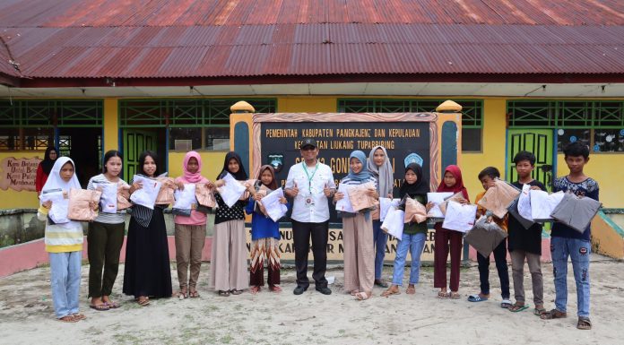 Program Pasti Cerdas, Kadisdikbud Antarkan Seragam Sekolah Untuk Siswa di Pulau