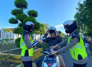 Sat Lantas Polres Bone Tak Henti-hentinya Sebar Stiker “Ayo Pakai Masker”