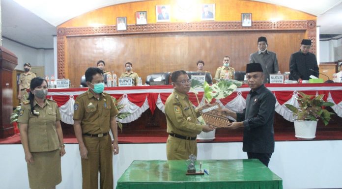 Bupati Yohanis Bassang, SE., M.Si Hadiri Ranperda Pertanggungjawaban APBD T.A 2021 Kabupaten Toraja Utara