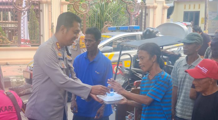 Berkah Jum’at, Kapolres dan Personilnya Bagikan Ratusan Nasi Kotak Kepada Warga Bantaeng