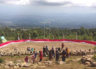 Sejarah Baru di Jeneponto, Ratusan Warga Desa Ujungbulu Arak Bendera Merah Putih Sepanjang 77 Meter
