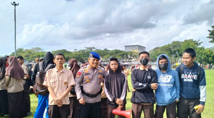 Piket Pawas AKP Nompo,SH Turun Memantau Siswa SMAN 5 Yang Lakukan Aksi Demo di Sekolahnya