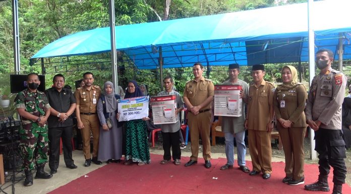 Bupati Pangkep MYL, Bagikan Bantuan Hibah dan Insentif Guru Mengaji di Desa Baring Kabupaten Pangkep
