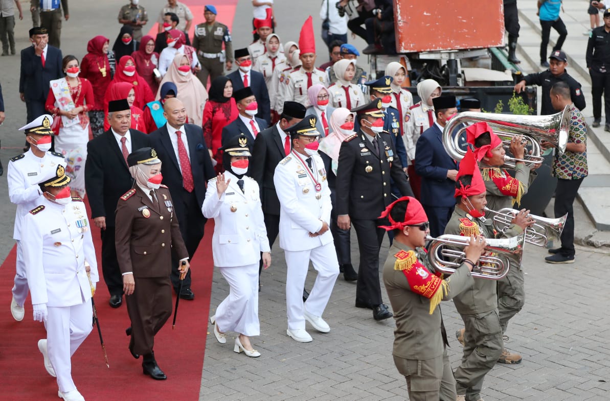Pattonro Korps Musik Satpol PP Iringi Pengibaran Bendera Merah Putih Pada Detik ...