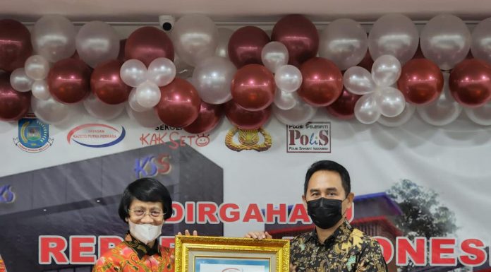 Kapolda Sulsel Irjen Pol Dr. Nana Sudjana AS, M.M Dianugerahi Penghargaan dari LPAI Kerjasama dengan Polisi Selebriti