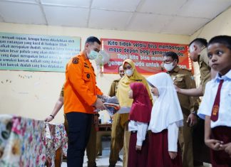 Tunaikan Janji, Bupati MYL Bagikan Seragam Sekolah Gratis Bagi Pelajar SDN Bontoa dan SMPN Labakkang Pangkep