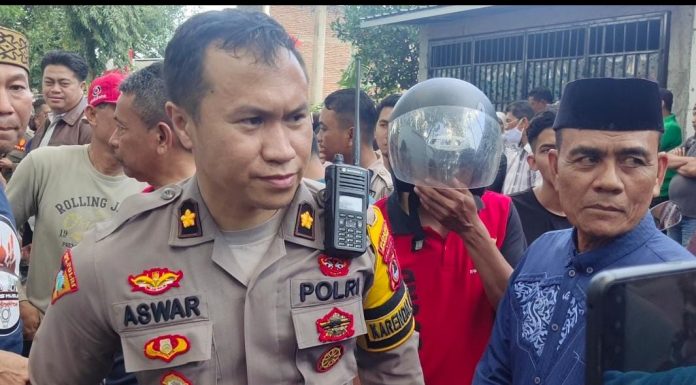 Wakapolres Bantaeng dan Jajaran Datangi Warga Yang Tutup Jalan Poros Provinsi Sulawesi selatan