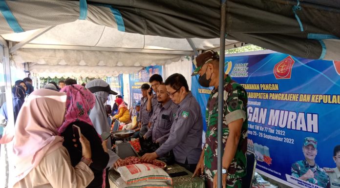 Dalam Rangka Menyambut HUT TNI Ke-77 KODIM 1421/Pangkep dan Dinas Ketahanan Pangan Gelar Bazar Murah