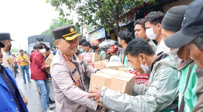 Polres Metro Jakarta Barat Bersama Mahasiswa Gelar Baksos Bagikan 500 Paket Sembako Kepada Warga Terdampak Kenaikan BBM