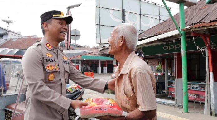 Kapolres Langsung Turun Ke Jalan, Polres Toraja Utara Bersama Mahasiswa PMKRI Cabang Toraja Bagikan Sembako