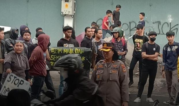 Kapolsek Mamajang Kompol Mariana Taruk Rante,SE,S.IK,MH Pimpin Pengamanan Aksi Demo Mahasiswa STIEM Bongaya Makassar