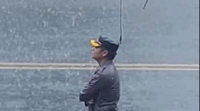 Warga Maros Salut dan Apresiasi Atas Tindakan Kapolres Maros Yang Turun Amankan Demonstrasi Mahasiswa Dalam Keadaan Basah Kuyup Saat Hujan Deras