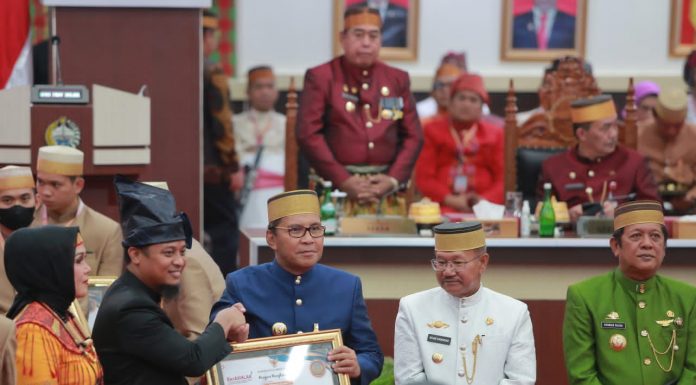 Walikota Makassar Danny Pomanto Terima Penghargaan di HUT ke – 353 Sulsel, POSE Masuk Top 6 Inovasi Tingkat Provinsi