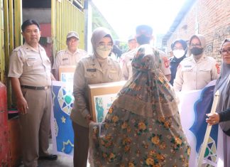 Gelar Jum’at Berkah Sambut HUT Korpri Ke 51, ASN Polda Sulsel Bagikan Ratusan Nasi Kotak dan Sembako ke Masyarakat