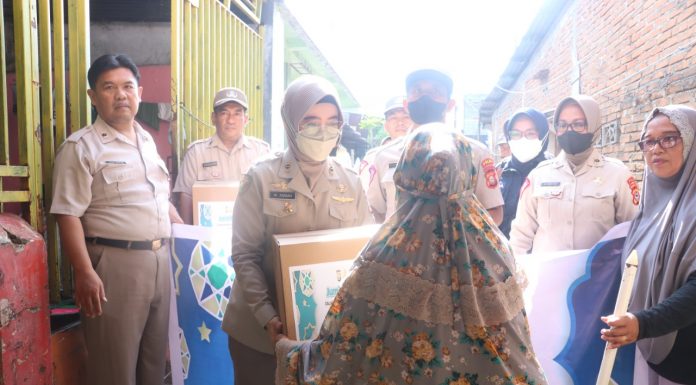 Gelar Jum’at Berkah Sambut HUT Korpri Ke 51, ASN Polda Sulsel Bagikan Ratusan Nasi Kotak dan Sembako ke Masyarakat