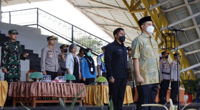Bupati MYL dan Kapolres Pangkep AKBP Ari Kartika Bhakti Periksa Pasukan Pada Gelar Apel Operasi Lilin 2022